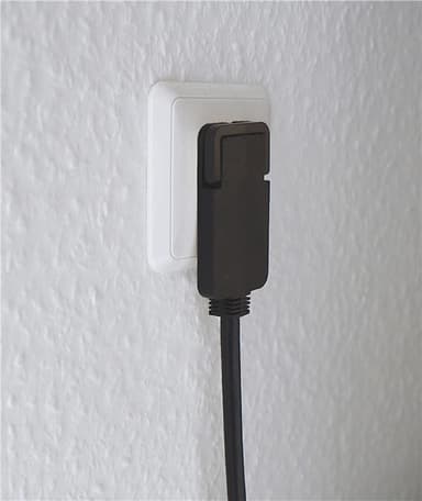 Muovinen jatkojohto litteällä pistokkeella (jatkokaapeli litteä sisälle 3 m kaapelilla) musta