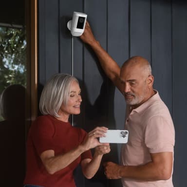 Ring Spotlight Cam Pro valvontakamera (valkoinen/pistokeliitäntä)