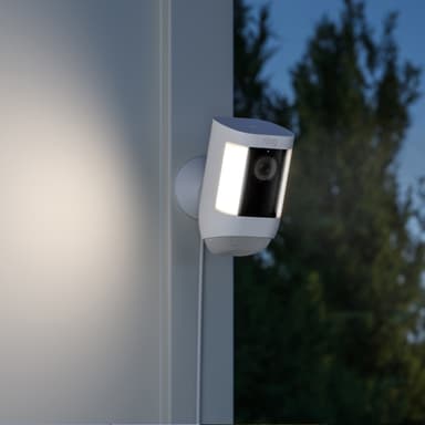 Ring Spotlight Cam Pro valvontakamera (valkoinen/pistokeliitäntä)