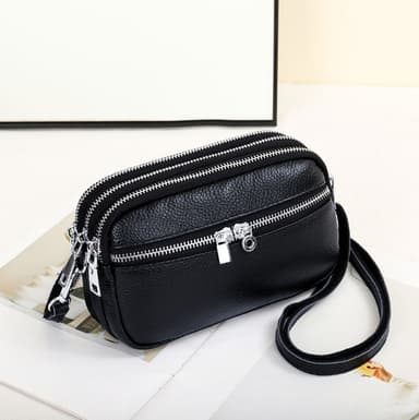 Crossbody laukku kolmella vetoketjulla Musta