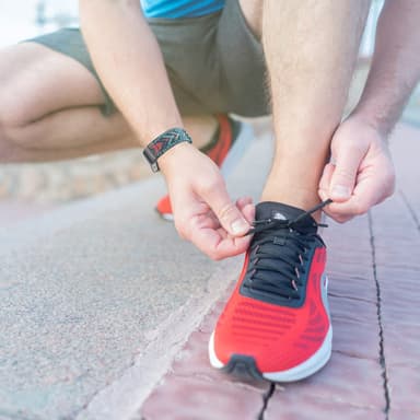 Fitbit Charge 5 -ranneke, jossa punottu kuvio Sininen/oranssi