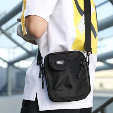Kevyt crossbody laukku 18x15x5 cm
