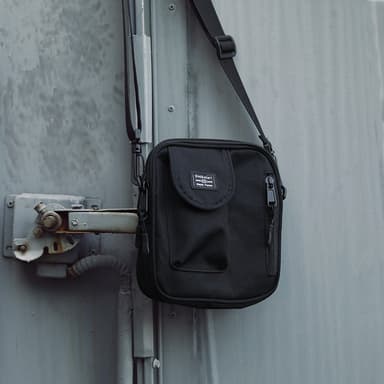Kevyt crossbody laukku 18x15x5 cm