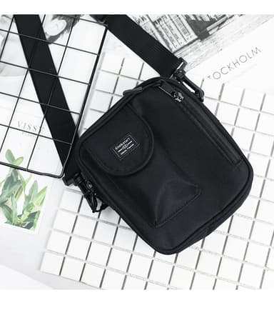 Kevyt crossbody laukku 18x15x5 cm