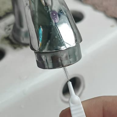 Pienet puhdistusharjat suihkupäälle 10 kpl Valkoinen