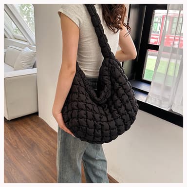 Kevyt laukku Nylon tikattu olkapäätyyny Crossbody laukku Musta
