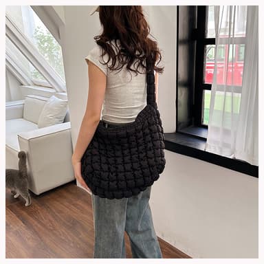 Kevyt laukku Nylon tikattu olkapäätyyny Crossbody laukku Musta