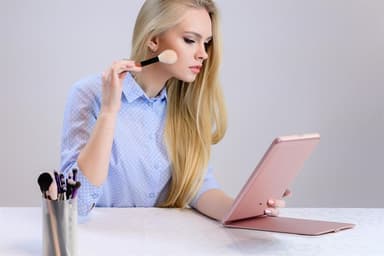 UNIQ Taitettava Ladattava LED-peili – Vanity Matkapeili - Vaaleanpunainen
