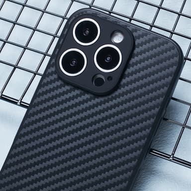 SKALO iPhone 16 Pro Max Carbon Fiber TPU-suojakuori - Musta