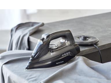 Cordless steam iron 2200 watt Black