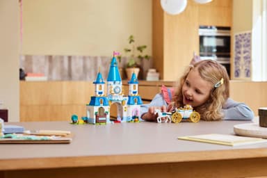 LEGO Disney Princess Tuhkimon linna ja hevosvaunut 43275