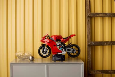 LEGO Technic Ducati Panigale V4 S ‑moottoripyörä 42202