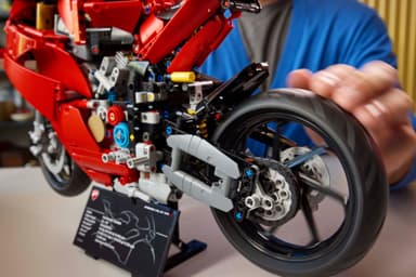 LEGO Technic Ducati Panigale V4 S ‑moottoripyörä 42202