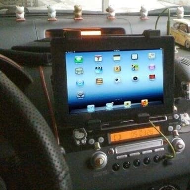 Autoteline ilmanvaihtoaukkoon iPad / Galaxy Tab malleille