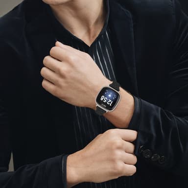 Aidosta nahasta valmistettu kellonhihna Fitbit Versa 4:lle Musta