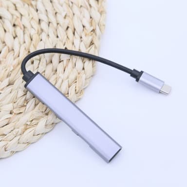 USB-C-keskitin, jossa 4 USB-porttia 5 Gbps Alumiini