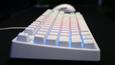 Cherry Xtrfy K4V2 pelinäppäimistö