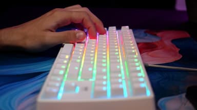 Cherry Xtrfy K4V2 pelinäppäimistö