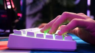 Cherry Xtrfy K4V2 pelinäppäimistö