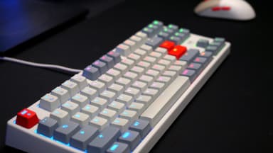 Cherry Xtrfy K4V2 pelinäppäimistö