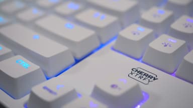Cherry Xtrfy K4V2 pelinäppäimistö