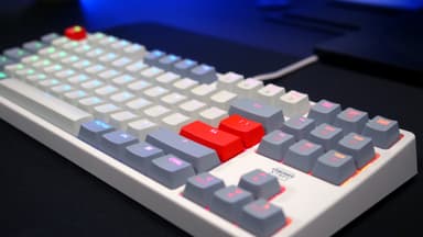 Cherry Xtrfy K4V2 pelinäppäimistö