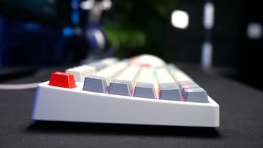 Cherry Xtrfy K4V2 pelinäppäimistö