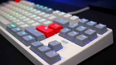 Cherry Xtrfy K4V2 pelinäppäimistö