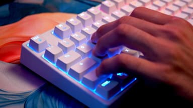 Cherry Xtrfy K4V2 pelinäppäimistö