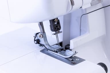 Brother M343DST Strong & Tough Overlock sis. Jatkopöytä ja ylimääräiset paininjalat