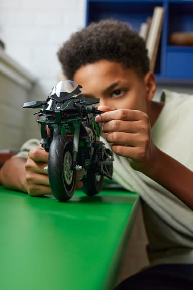 LEGO Technic Kawasaki Ninja H2R ‑moottoripyörä 42170