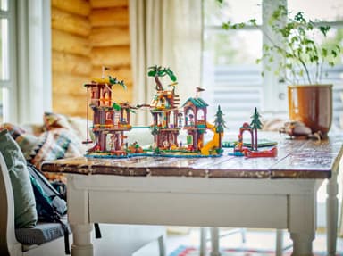 LEGO Friends Seikkailuleirin puumaja 42631