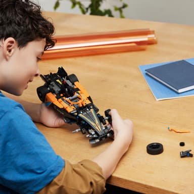 LEGO Technic NEOM McLaren Formula E -kilpa-auto 42169