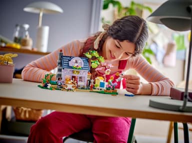 LEGO Friends Mehiläishoitajien talo ja kukkiva puutarha 42669