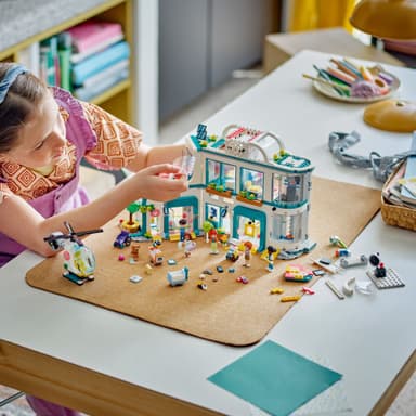 LEGO Friends Heartlake Cityn sairaala 42621