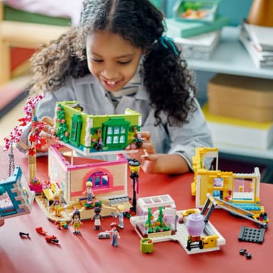 LEGO Friends Heartlake Cityn yhteisökeskus 41748