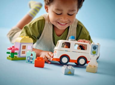 LEGO DUPLO Town Ambulanssi ja kuljettaja 10447