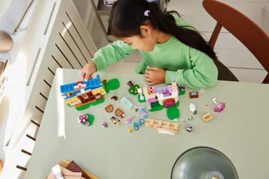 LEGO Animal Crossing Nook's Cranny ja talo, jossa Rosie asuu 77050