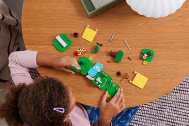 LEGO Animal Crossing Bunnie ulkopuuhissa 77047