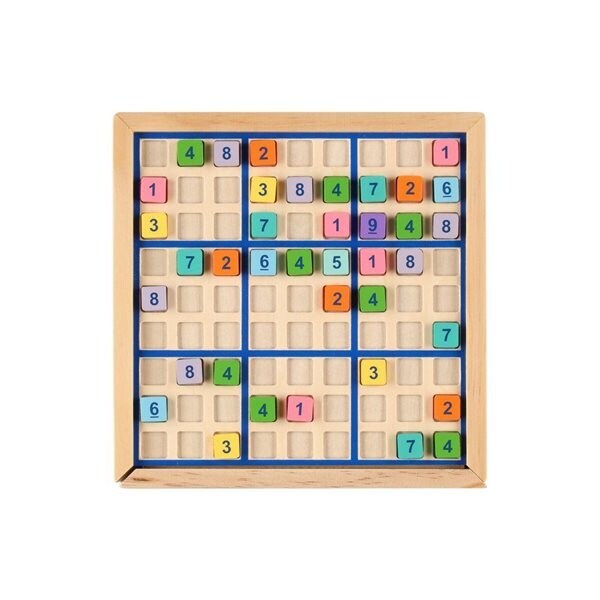 Puinen sudoku, jossa on 90 numerolaattaa ja pelikirja