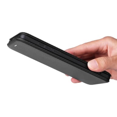 SKALO OnePlus 13 Carbon Fiber Lompakkokotelo - Musta