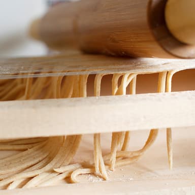 Pastakone Chitarra kaulimen kanssa
