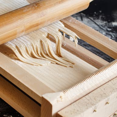 Pastakone Chitarra kaulimen kanssa