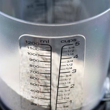 Keittiövaaka, jossa on 1200 ml:n mittakannu ja LCD-näyttö