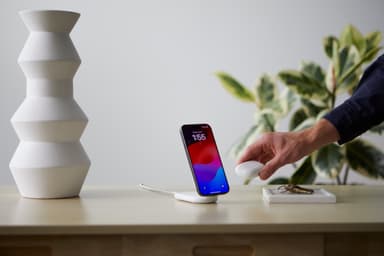 Belkin BoostCharge 2-in-1 15 W Qi2 magneettinen laturi (valkoinen)