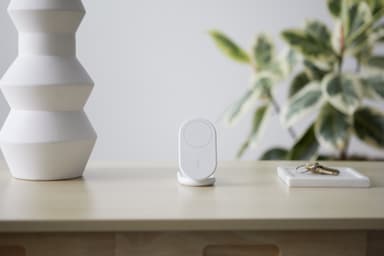 Belkin BoostCharge 2-in-1 15 W Qi2 magneettinen laturi (valkoinen)