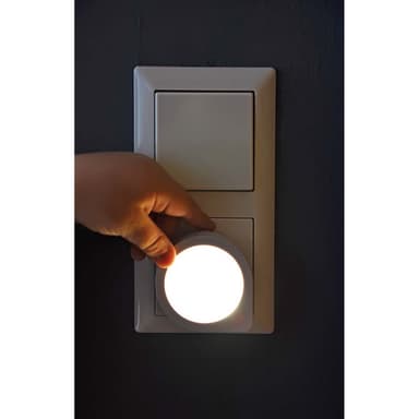 brennenstuhl LED-yövalo hämärätunnistimella / yövalopistorasia (hellävarainen ja huomaamaton pistorasian valaisin erittäin alhaisella virrankulutuksella)
