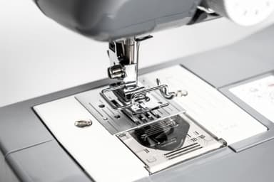 Brother LB14 Limited Edition ompelukone sis. 10 kelaa ja sormisuoja, musta