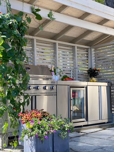Myoutdoorkitchen - Moduuli tiskipöydällä ja säilytyskaapeilla