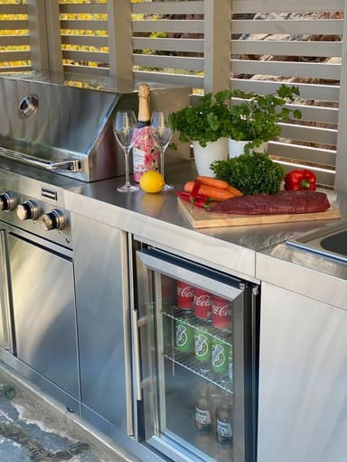 Myoutdoorkitchen - Moduuli jääkaapilla ja säilytyskaapeilla
